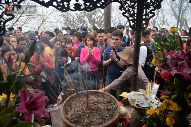 Khai hội Yên Tử, hàng trăm người leo trèo ra khỏi đám đông vì đứng chôn chân 2 tiếng ở đường lên chùa Đồng Khai hội Yên Tử, hàng trăm người leo trèo ra khỏi đám đông vì đứng chôn chân 2 tiếng ở đường lên chùa Đồng